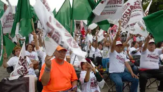 Simpatizantes del Movimiento de Regeneración Nacional (Morena), en un mitin de su candidata presidencial Claudia Sheinbaum