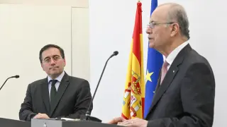 El ministro de Asuntos Exteriores José Manuel Albares (a la izquierda) y el primer ministro palestino Mohamed Mustafá, durante la rueda de prensa este domingo en Bruselas