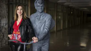 Elena Rubio, hace unos días, junto a la escultura de su amigo Mauricio Aznar.