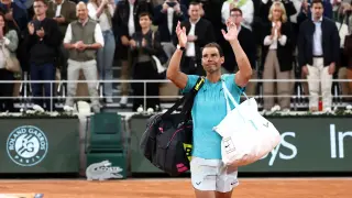 Tennis - French Open - Roland Garros, Paris, France - May 27, 2024 Spains Rafael Nadal waves to the crowd as he leaves the court after losing his first round match against Germanys Alexander Zverev REUTERS/Yves Herman TPX IMAGES OF THE DAY [[[REUTERS VOCENTO]]]