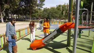 La alcaldesa, Natalia Chueca, en el parque infantil del parque de los Jardines de Al-Ándalus, en Zaragoza.