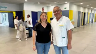 La jefa de Atención Primaria del Sector Salud, María Labarta, y el coordinador del centro Javier Martín. Pacientes y trabajadores del nuevo centro.