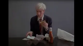 Andy Warhol comiéndose una hamburguesa en 1982
