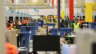 Un grupo de trabajadores en el macroalmacén central de Amazon en Plaza, el más puntero en tecnología que tiene en el mundo.