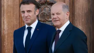 Cumbre en Alemania: el presidente francés Emmanuel Macron (L) y el canciller alemán Olaf Scholz llegan al Palacio de Meseberg, cerca de Gransee