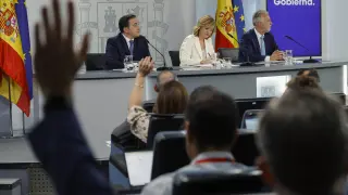 La ministra de Educación y portavoz del Gobierno, Pilar Alegría (c), el ministro de Exteriores, José Manuel Albares (i) tras el Consejo de Ministros