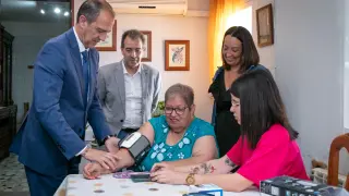 Los consejeros Bancalero y Susín han conocido a una de las usuarias de Apoyos Conectados, Antonia, de 72 años