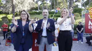 Rosa Serrano, Javier Lambán y Pilar Alegría, este martes en el mitin central del PSOE.