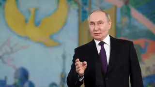 El presidente ruso Vladimir Putin habla con los medios de comunicación durante su visita a Tashkent, Uzbekistán