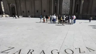 Un grupo de turistas, este martes frente a la basílica del Pilar de Zaragoza.