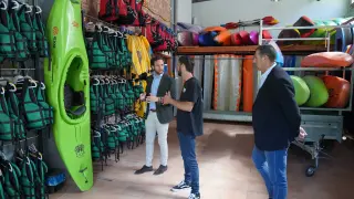Visita del presidente de la Diputación de Huesca, Isaac Claver, a la empresa Kayak Campo para entregarle el sello de calidad de turismo de aventura.