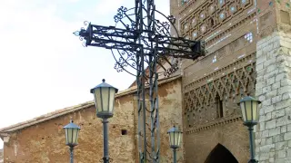 La Cruz de los Caídos se levanta a los pies de la torre mudéjar de San Martín.