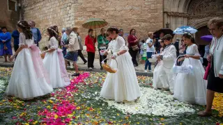 La tradicional procesión en honor de los Sagrados Corporales se celebra en un pueblo de Zaragoza
