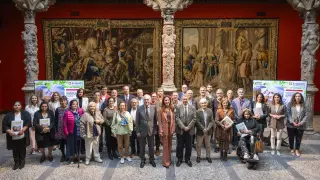 Foto de familia de los galardonados en esta edición en la categoría de proyectos sociales. F. IBercaja