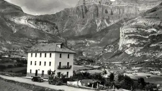 Fotografía de los años 50 del siglo pasado del hotel con el macizo de Mondarruego al fondo.