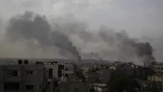 Columnas de humo tras una serie de bombardeos del Ejército de Israel contra la ciudad de Rafá, en la frontera entre la Franja de Gaza y Egipto..28/05/2024 [[[EP]]]