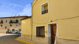 La vivienda afectada está situada en la calle Teruel y para acceder, han dañado la puerta principal, haciendo un boquete en la madera.