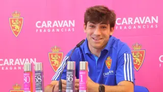 Iván Azón, con su habitual talante sonriente, en la rueda de prensa de este jueves en el final de la temporada.