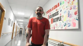 Emilio Vega, enfermo de esclerosis múltiple, en la sede de la Fundación Aragonesa de Esclerosis Múltiple (Fadema), en Zaragoza.