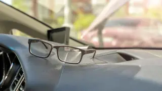 Gafas en el salpicadero del coche