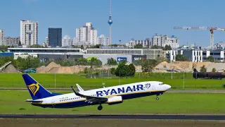 Consumo multa con 150 millones de euros a Ryanair, easyJet, Vueling y Volotea por los cobros en equipaje de mano