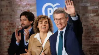 El número 10 de la lista del PP a las elecciones europeas, Adrián Vázquez; la candidata del PP a las elecciones europeas, Dolors Montserrat y el presidente del PP, Alberto Núñez Feijóo.