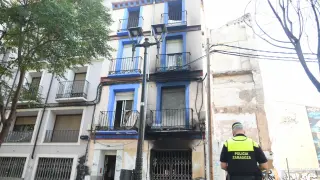 Los primeros vecinos del edificio quemado de Coso Bajo regresan a sus casa para recoger sus enseres.