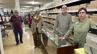 Lourdes, Enrique, Conchi y Paco en el mostrador de la primera planta de Casa Artero.