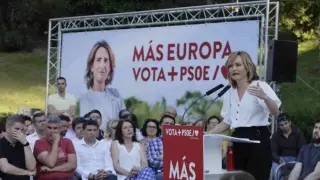 Pilar Alegría en el mitin del PSOE en Zaragoza con un cartel con la imagen de la candidata Teresa Ribera.