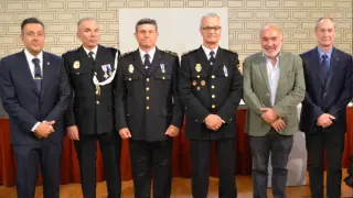 Algunos de los galardonados, junto al alcalde de Calatayud.