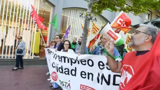 Delegados sindicales de Plataforma Europa Inditex se han concentrado ante una de las tiendas de Zara en Zaragoza.