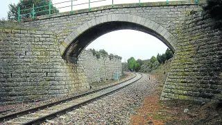 El puente del ferrocarril en el Puerto de Escandón, en la provincia de Teruel, es uno de los amenazados. ha
