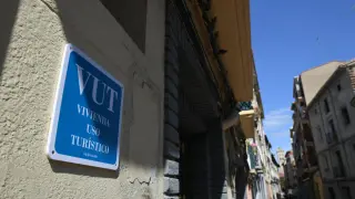 Un cartel de Vivienda de Uso Turístico en una de las calles de La Magdalena.