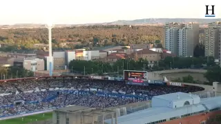 Un gran número de aficionados zaragocistas se ha desplazado a las inmediaciones del estadio para fotografiarse en las puertas del sector