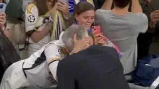 El beso del entrenador del Real Madrid con su mujer nada más acabar el partido.