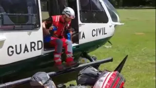 El sanitario que atendió al escalador herido, a la llegada del helicóptero a la Pradera de Ordesa, donde esperaba otra aeronave del 112.