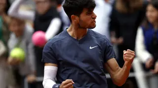 Paris (France), 01/06/2024.- Carlos Alcaraz of Spain reacts after winnng his Men's Singles 4th round match against Felix Auger-Aliassime of Canada during the French Open Grand Slam tennis tournament at Roland Garros in Paris, France, 02 June 2024. (Tenis, Abierto, Francia, España) EFE/EPA/YOAN VALAT