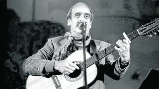 José Antonio Labordeta en un concierto en los años o70.