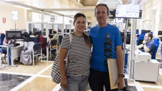Ana Belén Bermejo y Juan Pedro Barrill, pareja de contribuyentes en el primer día de Renta en las Oficinas de Hacienda en Zaragoza.