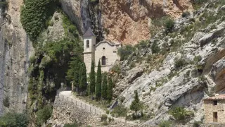 Esta ermita enclavada en la pared de un barranco en Teruel se encuentra bajo una surgencia de agua