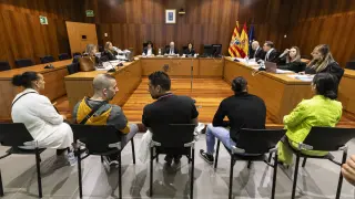 Dolores H. J. y el resto de acusados, este lunes en la Audiencia Provincial de Zaragoza.