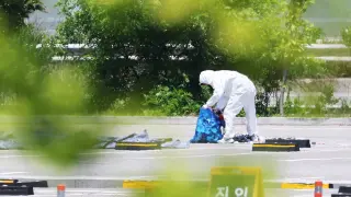 Seoul (Korea, Republic Of), 02/06/2024.- An official collects the debris of a balloon sent by North Korea at a shopping center in Siheung, west of Seoul, South Korea, 02 June 2024. (Corea del Sur, Seúl) EFE/EPA/YONHAP SOUTH KOREA OUT