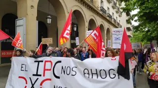 Concentracion de DXC Zaragoza exigiendo una subida de salario.