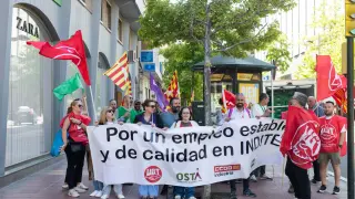 Concentración de protesta de delegados y empleados de Inditex Plataforma Europa este sábado a las puertas del establecimiento de Zara en Paseo de las Damas de Zaragoza.