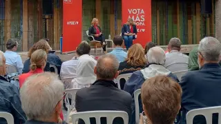 Rosa Serrano, a la derecha, con Mayte Pérez, en un acto electoral en Teruel.