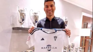 Casemiro posa con una de las camisetas del Marbella CF