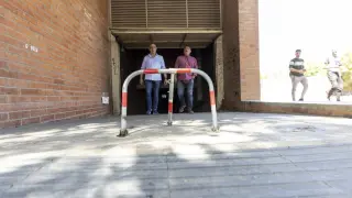Un cepo impide el acceso al garaje de la calle de Matías Pastor.
