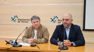 El diputado Javier Ciprés, a la izquierda, y el presidente de la Cámara de Comercio, Antonio Santa Isabel.