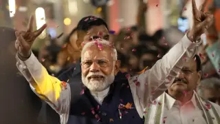El primer ministro indio Narendra Modi celebra su victoria en las elecciones.
