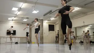 Bailarines zaragozanos, ensayando ayer en el Estudio de Danza María de Ávila.